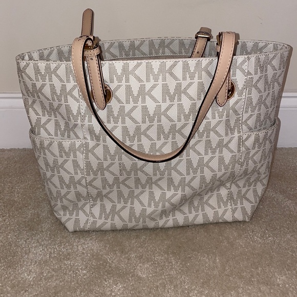 Michael Kors Bag- Multiple Pockets - Picture 2 of 8